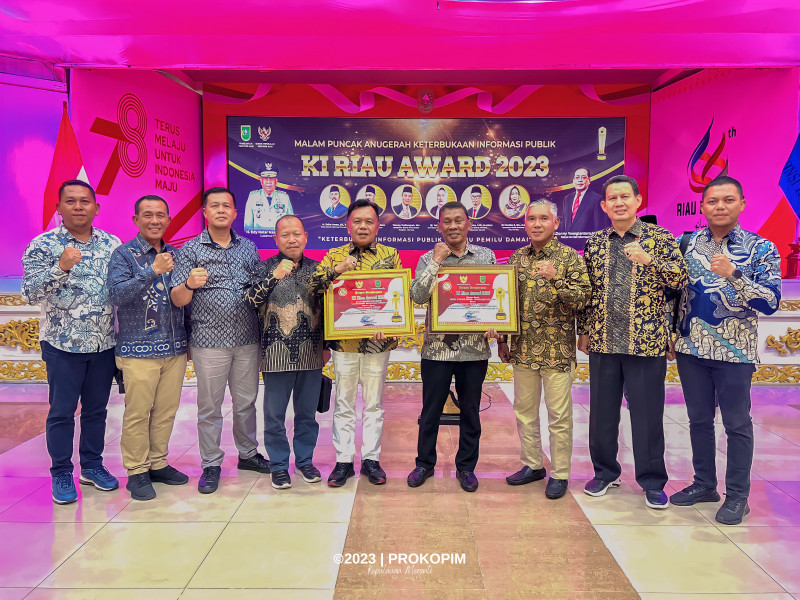 Plt Bupati Asmar Terima Penghargaan KI Riau Award 2023