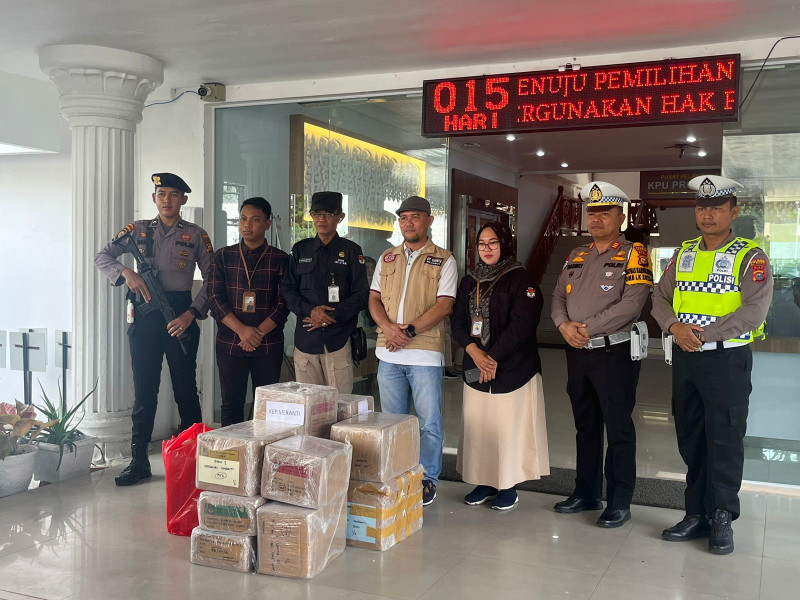 Personel Polres Kawal Penjemputan Logistik Pemilu Bersama KPU Kepulauan Meranti