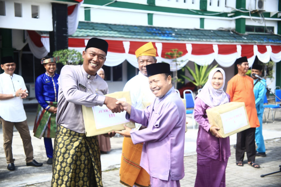 Sekda Serahkan Hadiah Pemenang Lomba HUT RI Ke-78 Setda Kepulauan Meranti