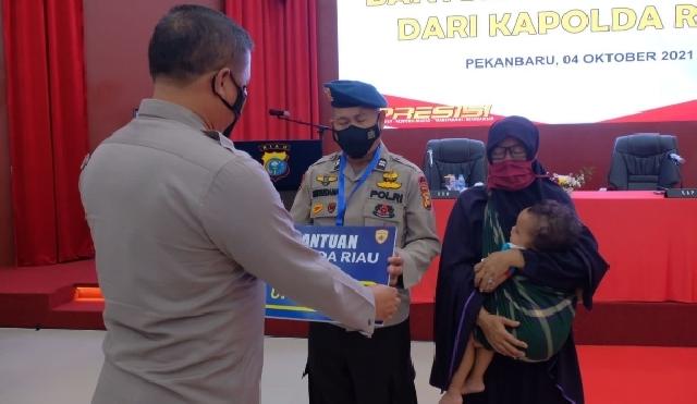 Jelang Pensiun, Personel Brimob Menangis Haru Dapat Rumah dari Kapolda Riau
