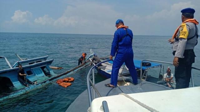 Kapal Angkut Kelapa asal Meranti Tenggelam di Perairan Pulau Tekong