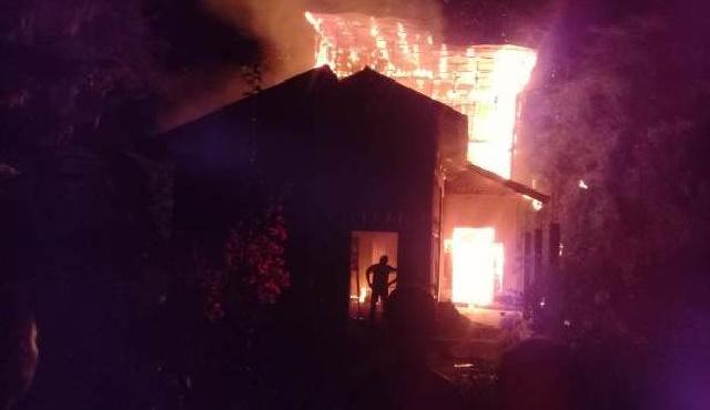 Ditinggal ke Pekanbaru, Rumah Burhanuddin Habis Terbakar
