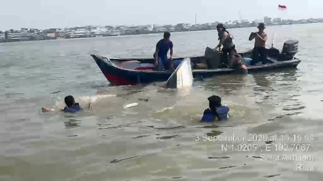 Bersama Tim SAR, Polairud Polres Meranti Respons Cepat Kecelakaan Dua Kapal di Selat Air Hitam