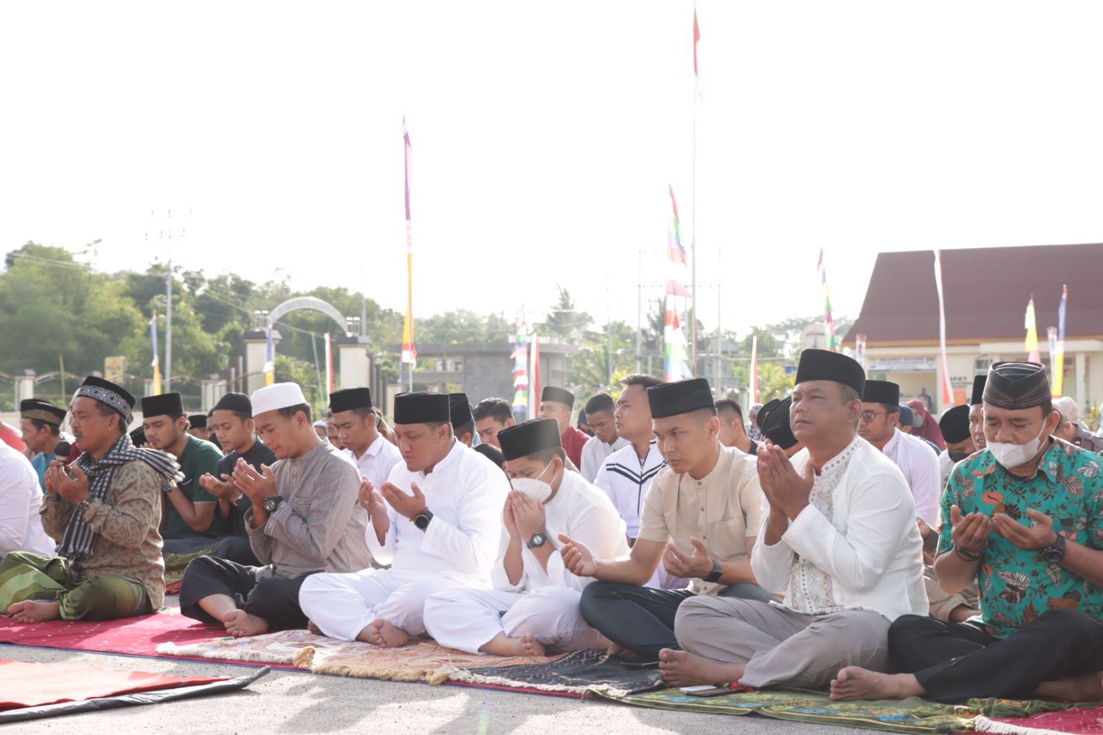 Bersama Personel, AKBP Andi Yul Salat Idul Adha di halaman Mapolres Kepulauan Meranti