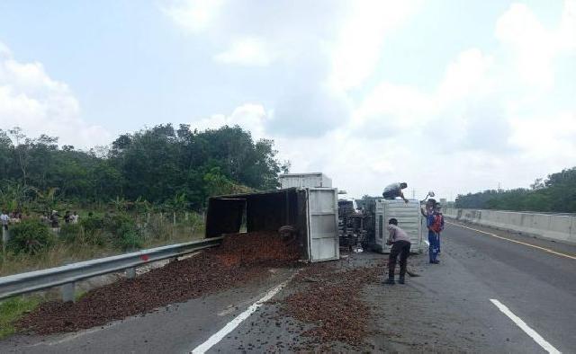 Kecelakaan Melibatkan Mobil Box dan Truk di KM 72 Tol Pekanbaru-Dumai