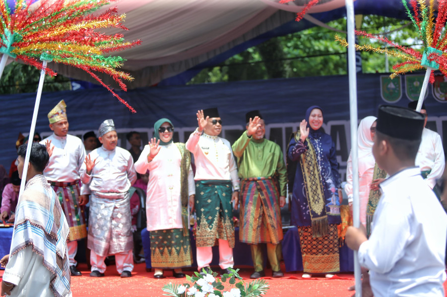 Plt Bupati Asmar Hadiri Pelepasan Pawai Taaruf MTQ Provinsi Riau di Rengat