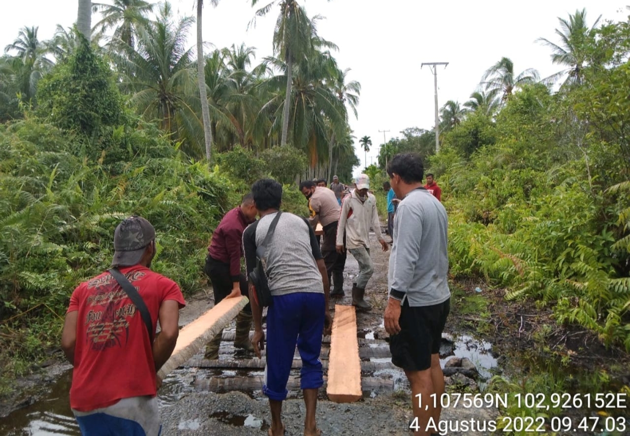 Sambut HUT RI ke-77, Polsek dan Pemcam Rangsang Pesisir Goro Perbaiki Jembatan dan Jalan