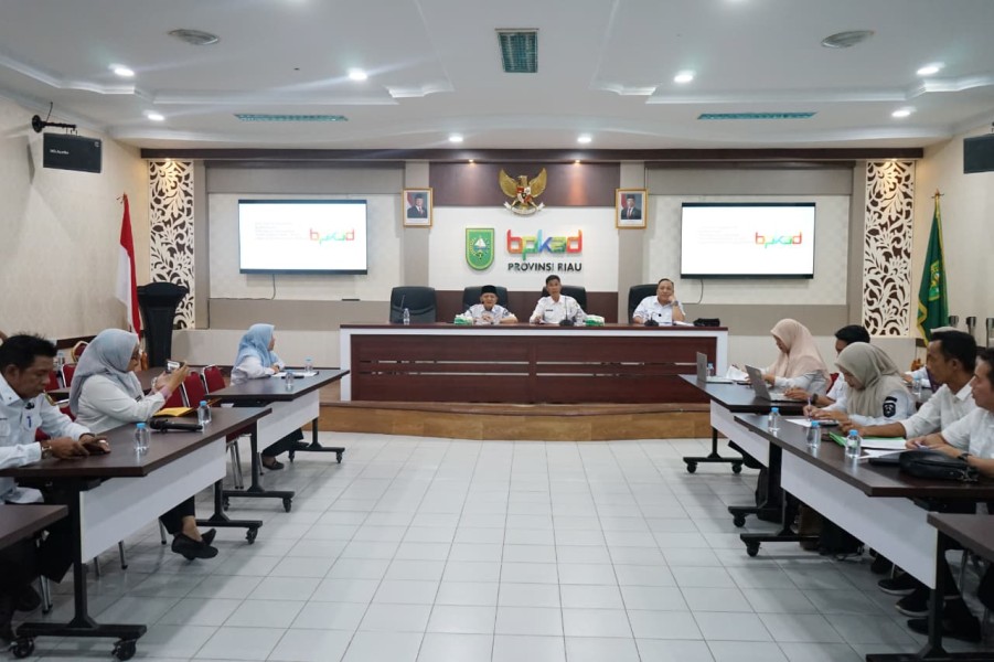 Sekda Sudandri Pimpin Evaluasi Ranperda Pertanggung Jawaban APBD 2025 di BPKAD Riau