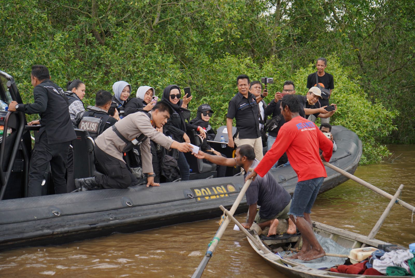 Bidhumas Polda Riau dan Wartawan Mitra Peduli Salurkan 150 Paket Sembako Bagi Warga Terdampak Banjir