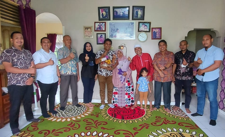 Sempena HGN Ke 77, Dit Intelkam Polda Riau Kunjungi Guru Yang Sedang Sakit