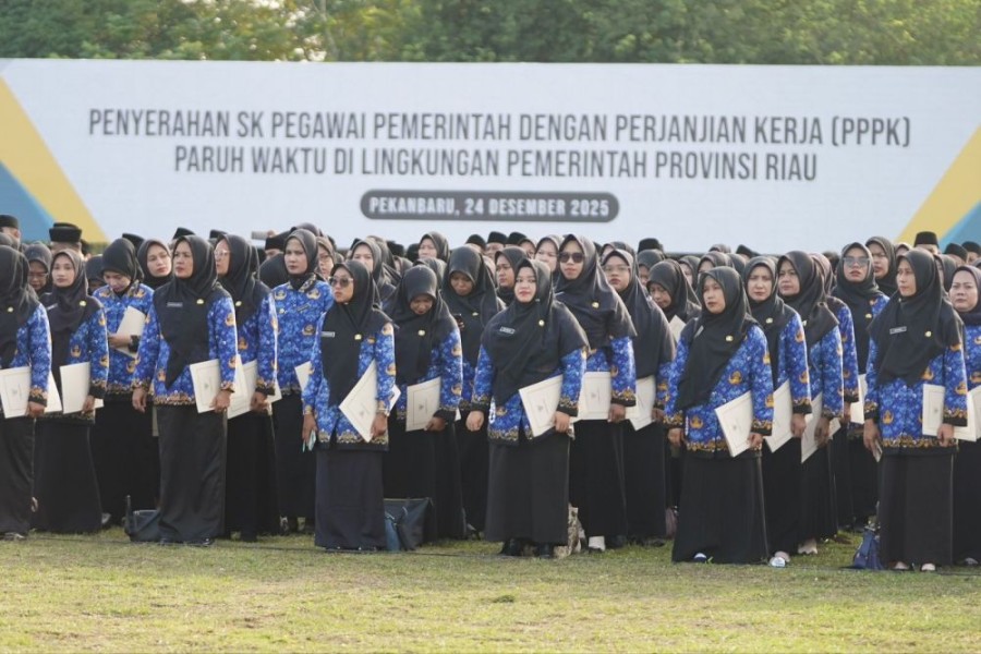 Plt Gubernur Riau Serahkan SK 2.505 PPPK Paruh Waktu