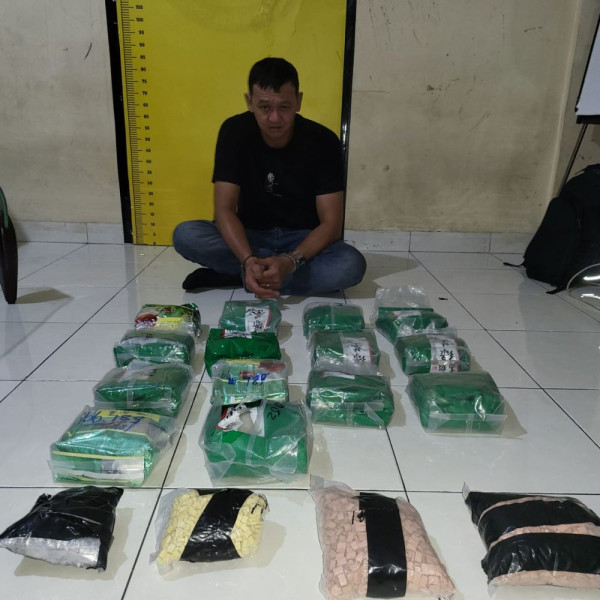 Polda Riau Bekuk Residivis Narkoba dan Sita 14 Kg Sabu serta Ribuan Ekstasi