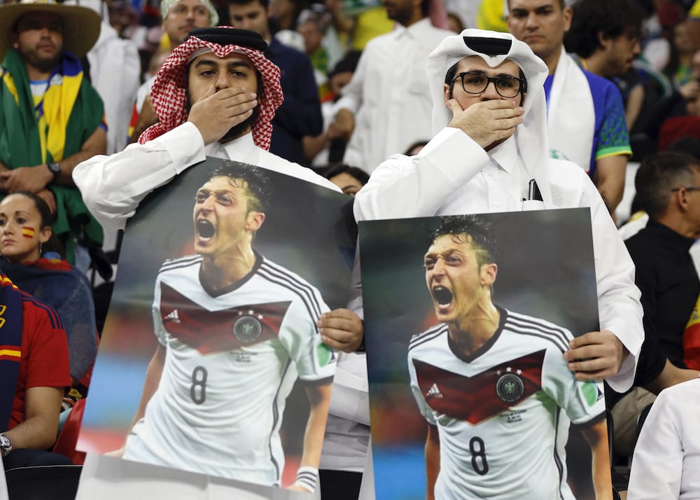 Warga Qatar Bentangkan Poster Ozil Lawan Balik Protes Timnas Jerman