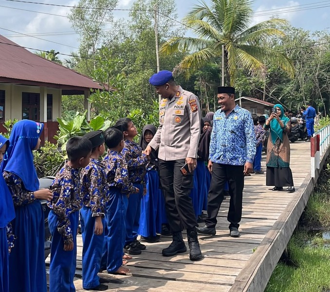 Kapal Baca Satpolairud Polres Kepulauan Meranti Sambangi SDN 18 Semulut