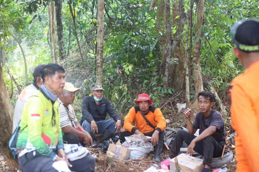 Tinjau Karhutla Gemalasari, Sekda Meranti Ikut Bantu Tim Pemadaman