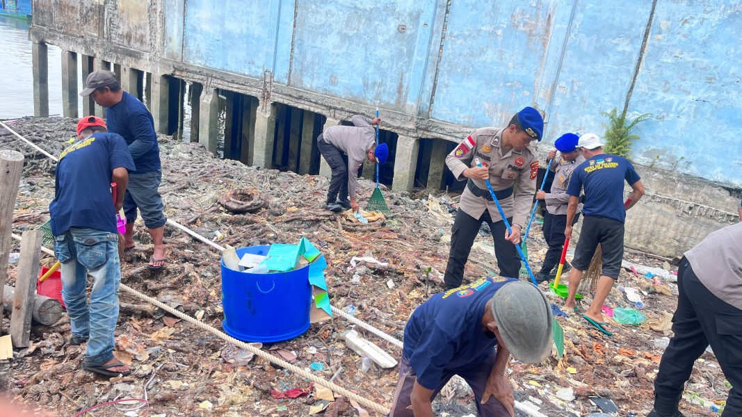 Program Jalur Polairud Polres Kepulauan Meranti Bersihkan Pantai di Selatpanjang