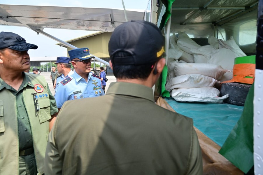 Satgas Udara Karhutla Riau Tebar 10 Ton Garam Operasi Modifikasi Cuaca