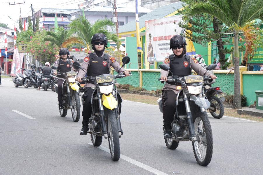 Polwan Polres Meranti Patroli Sambil Bagikan Helm Gratis dan Sambangi Pedagang UMKM