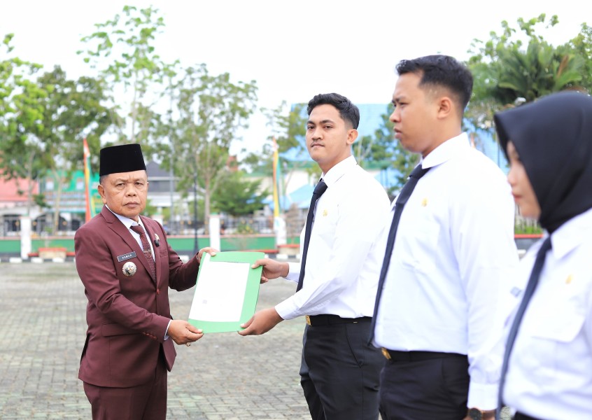 Bupati Asmar Serahkan 177 SK CPNS di Lingkungan Pemkab Kepulauan Meranti