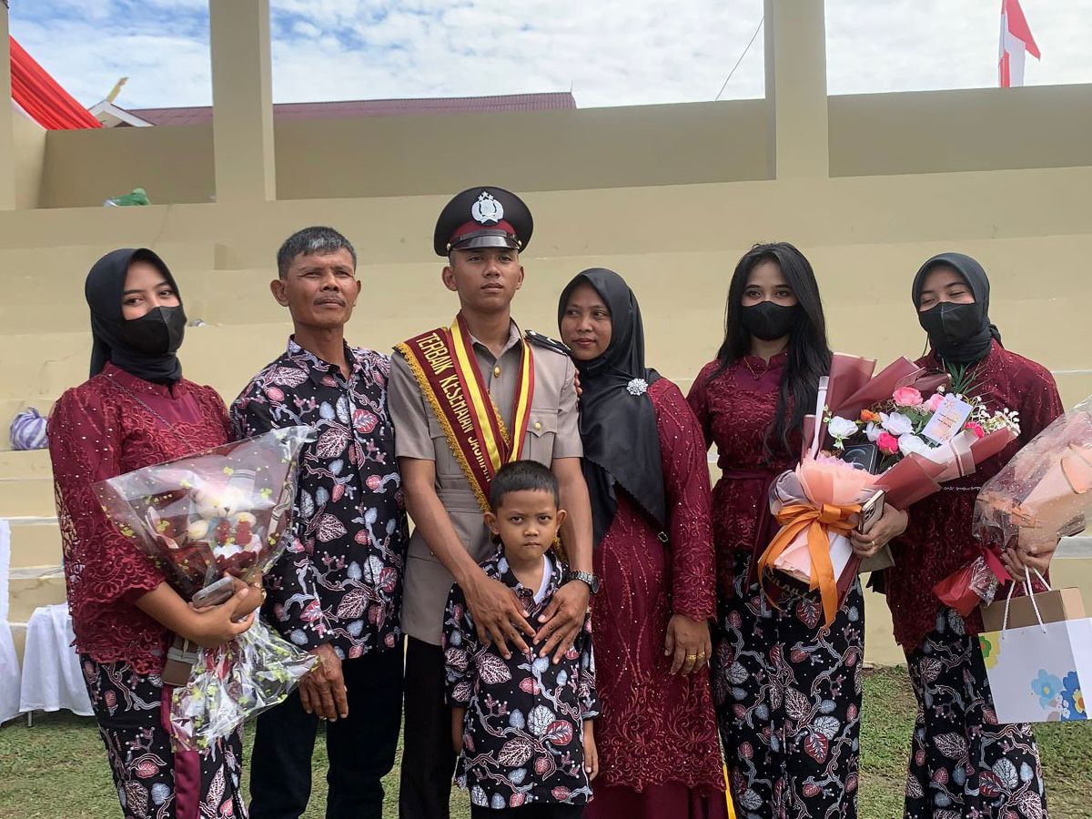 Anak Tukang Las Ini Dapat Kehormatan Pemasangan Tanda Pangkat oleh Kapolda
