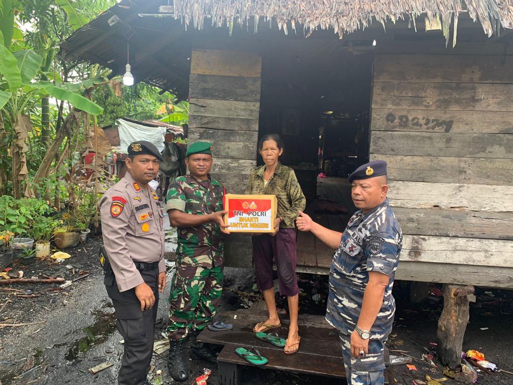 Personel TNI POLRI di Selatpanjang Bagikan Sembako kepada Masyarakat