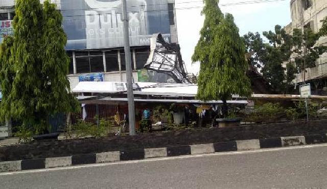 Angin Puting Beliung Terjang Pusat Kota Pekanbaru