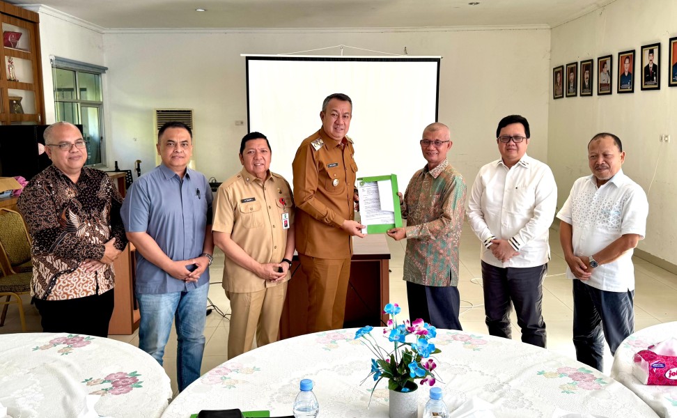 Agusnimar Serahkan Hasil Uji Kompetensi Pejabat Tinggi Pratama Pemkab Kepulauan Meranti kepada Wabup