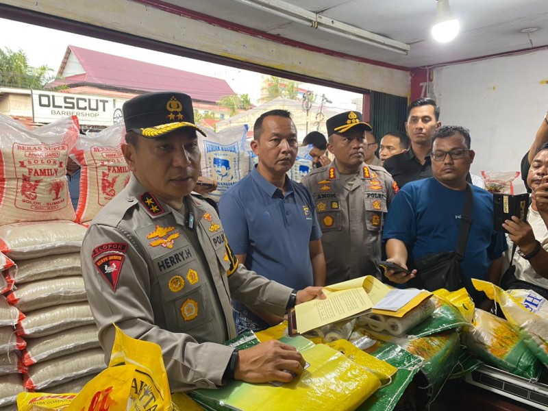Polda Riau Gerebek Distributor Beras Oplosan di Pekanbaru