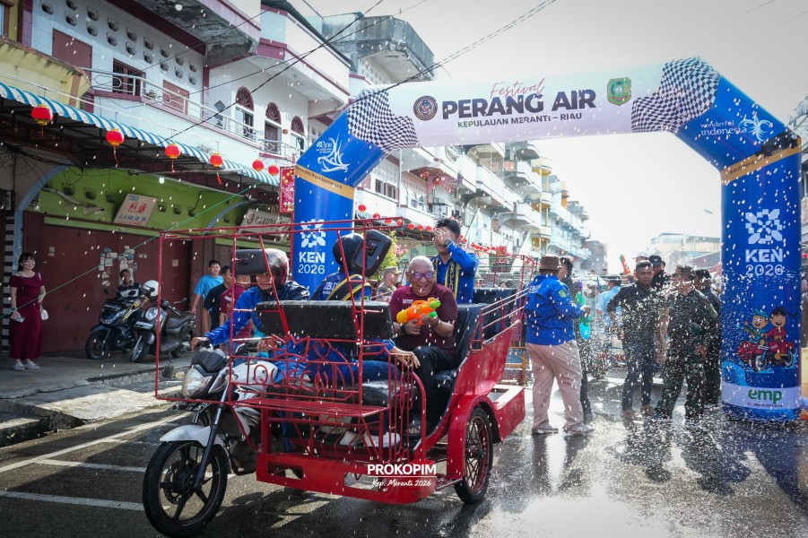 Bupati Asmar Tutup Festival Perang Air Meranti 2026