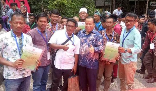 Bupati Meranti Terima SK Perhutanan Sosial dari Presiden Jokowi