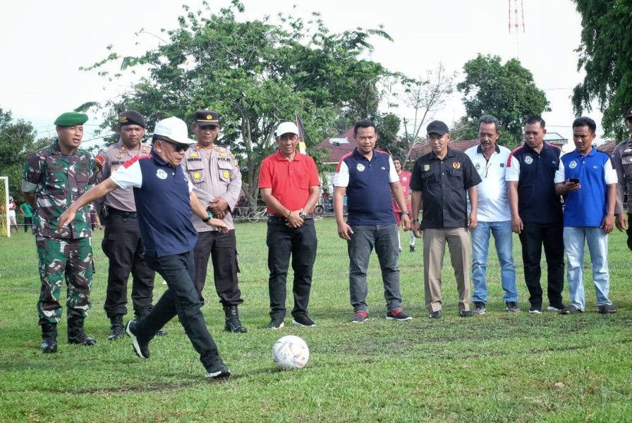 Plt. Bupati H. Asmar Buka Turnamen U 40 Piala Ketua PSSI Meranti 2023