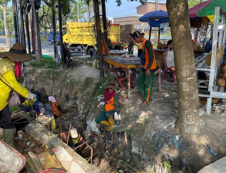 Penanganan Banjir di Pekanbaru Berlanjut, Drainase Jalan Paus - Arengka Dinormalisasi