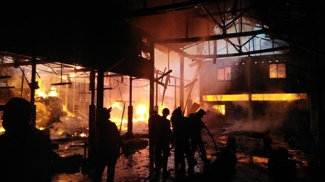 Pabrik Kue Semprong di Jalan Imam Bonjol Selatpanjang Terbakar
