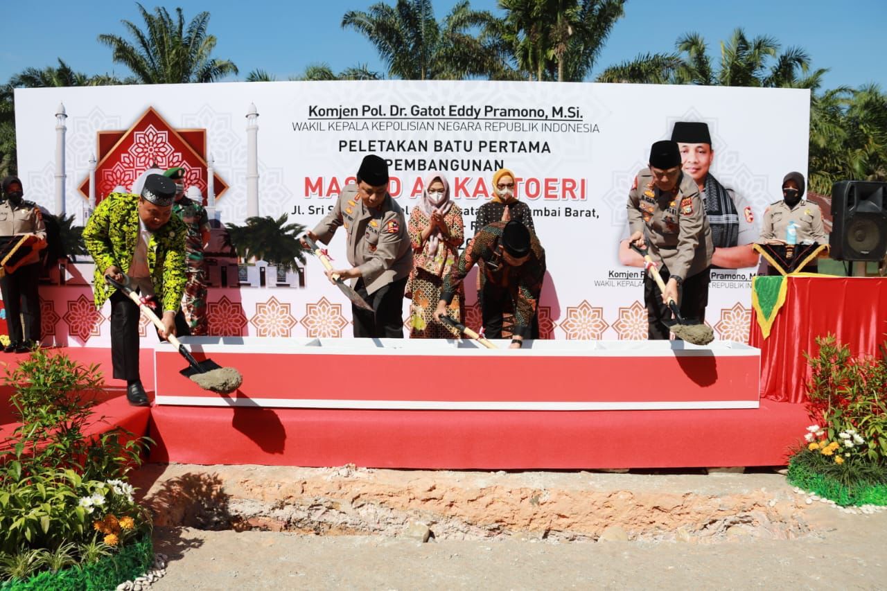 Komjen Gatot Letakkan Batu Pertama Pembangunan Masjid Al Kastoeri Pekanbaru