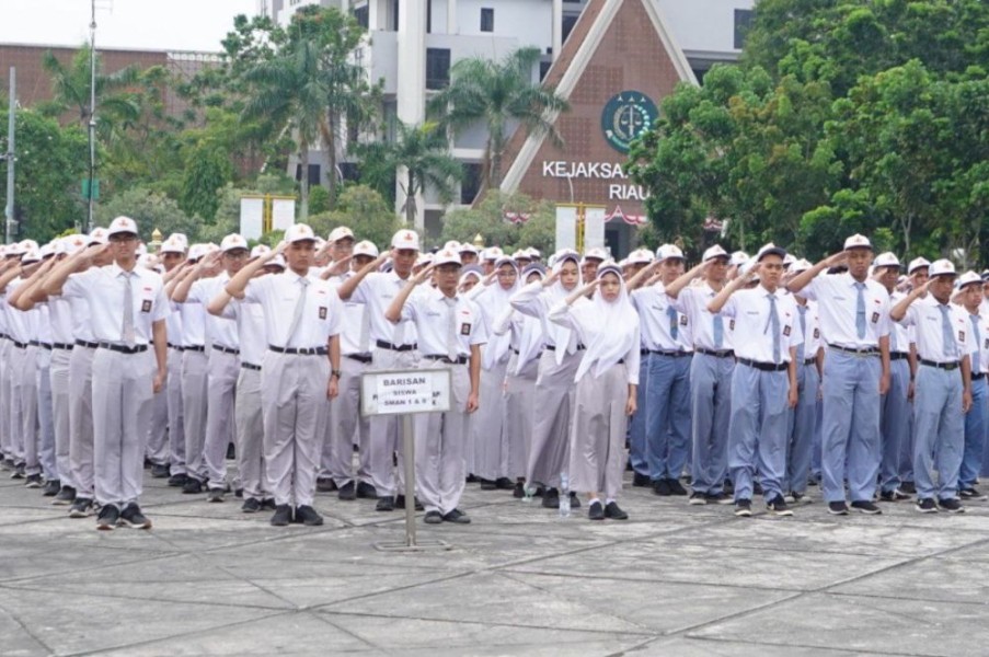 Pemprov Riau Bantu Atasi Kendala Biaya Sekolah di Swasta