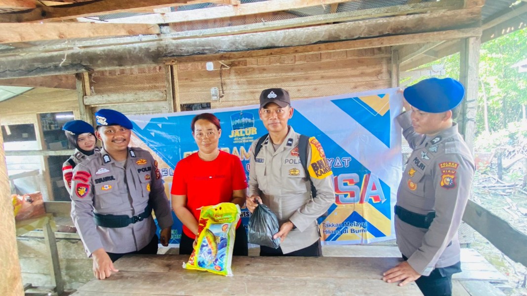 Lewat Program JALUR, Polres Meranti Salurkan Sembako dan Dukung Pendidikan Anak Pesisir