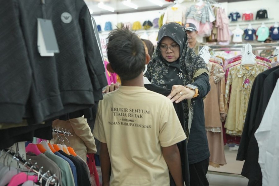 Bupati Afni Dampingi Puluhan Anak Yatim Belanja Kebutuhan Lebaran di Kandis