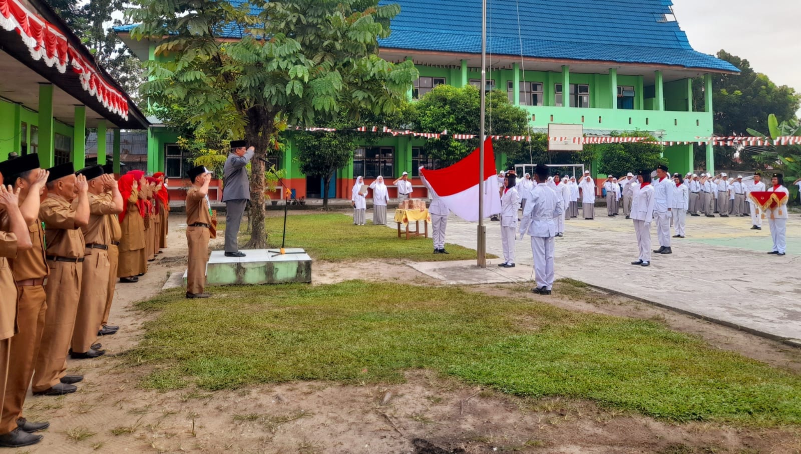 Sekum YLPI Riau Jadi Irup HUT ke-77 RI di SMA YLPI