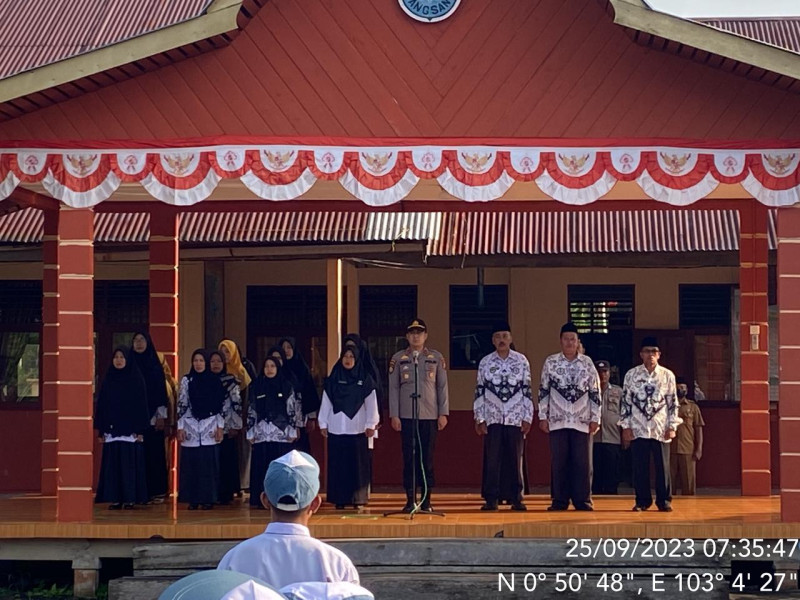 Kapolsek jadi Pembina Upacara Senin di SMAN 1 Rangsang