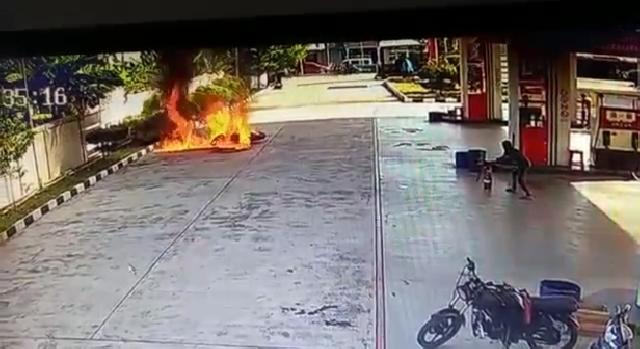 Satu Unit Sepeda Motor Hangus Terbakar di SPBU Alahair Selatpanjang