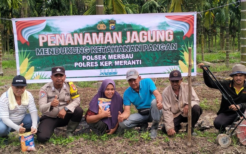 Bhabinkamtibmas Merbau Bersama Warga Tanam Jagung di Desa Bandul