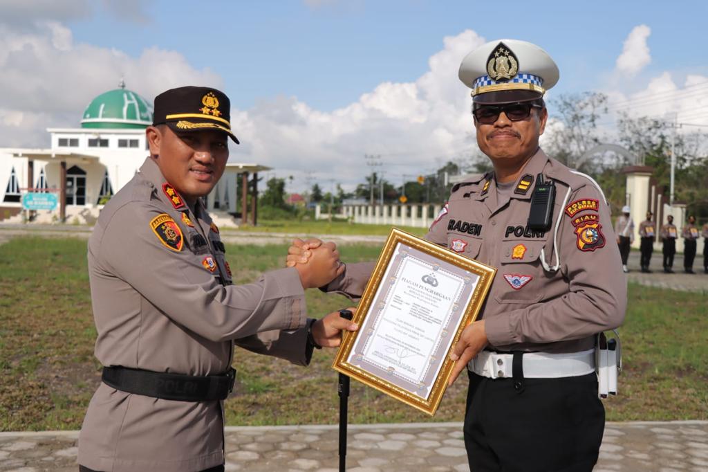 Personel Berprestasi dapat Reward dari Kapolres Kepulauan Meranti