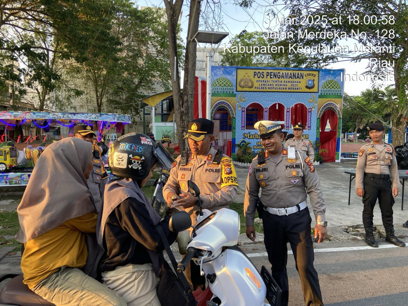 Kapolres Meranti Bagikan Takjil Puasa di Depan Pos Pam Cik Puan Selatpanjang