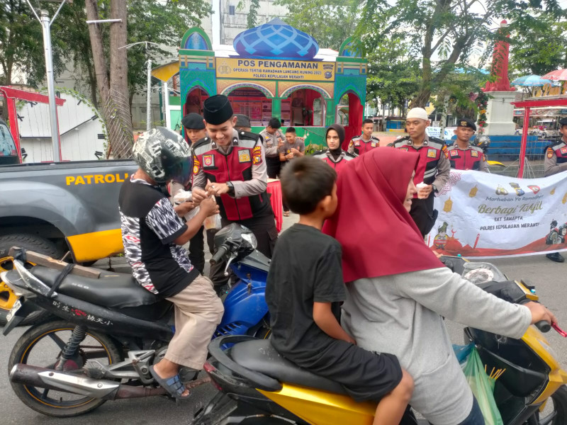 Sat Samapta Polres Meranti Bagi-bagi Ratusan Takjil Ramadan kepada Pengendara