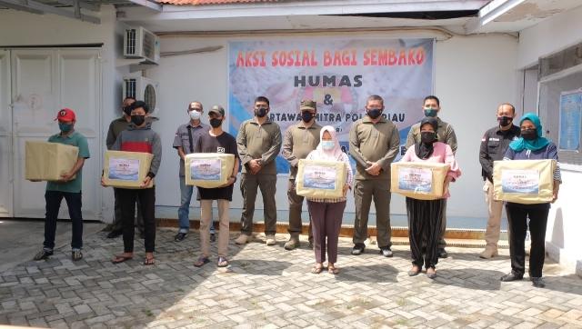 Bidang Humas bersama Wartawan Mitra Polda Riau Salurkan Ratusan Paket Sembako