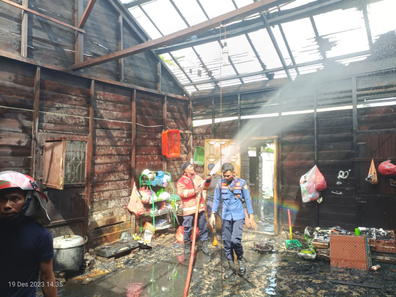 Rumah Pedagang Pecel Lele Terbakar, Wartawan Selatpanjang Ikut Bantu Padamkan Api