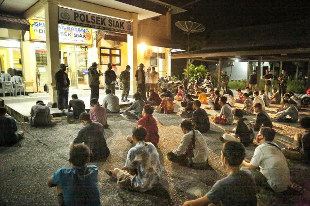 Puluhan Anak-Anak Muda Kecamatan Siak diamankan Polisi saat patroli jam malam