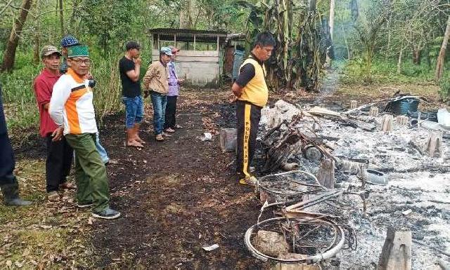 Satu Petak Rumah Kayu Warga Desa Bokor Habis Terbakar