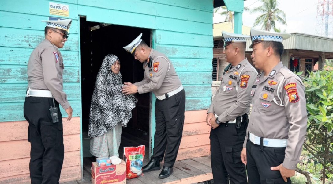 Satlantas Polres Kepulauan Meranti Bantu Sembako Buat Nenek Juriah