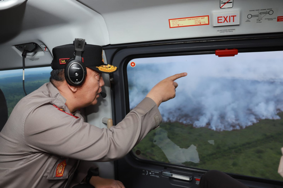 Kapolda Riau Irjen M Iqbal Terjun Langsung Padamkan Api Karhutla di Perbatasan Dumai - Bengkalis